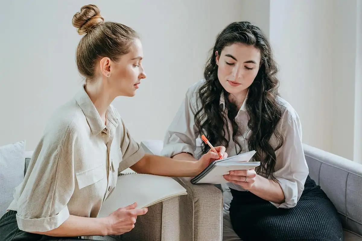 a female mental health expert discussing the individualized treatment plans at a detox treatment center in Corona California