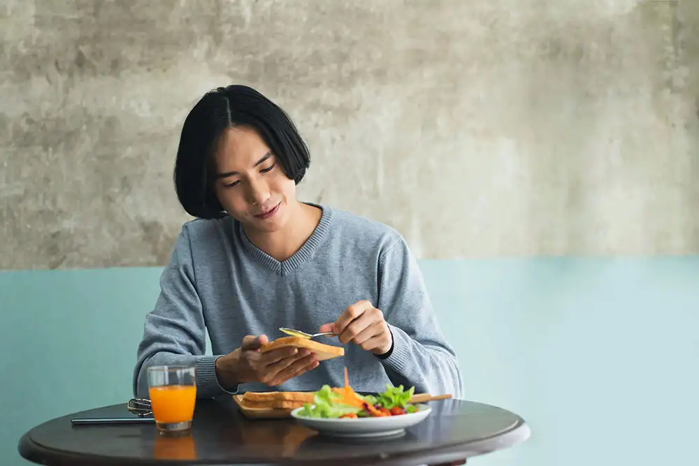 a man eating nutritious meal at a drug and alcohol detox treatement center in southern california