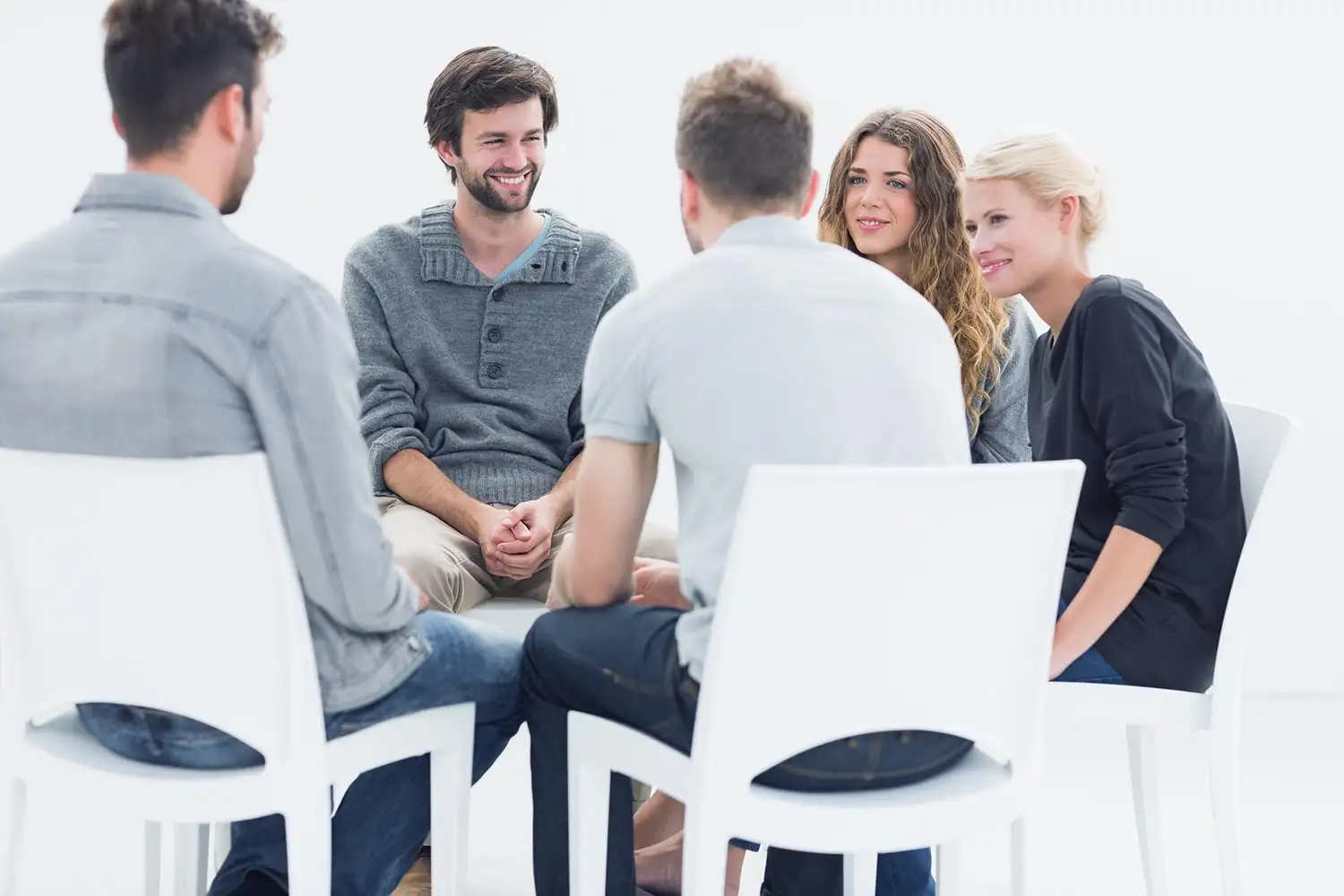 men and women during a group therapy in drug and alcohol detox center in corona southern california