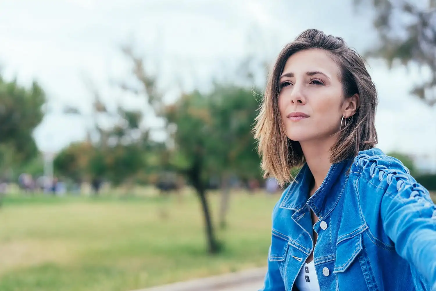 thoughtful woman at the outdoor area of a drug and alcohol detox rehab center in corona california