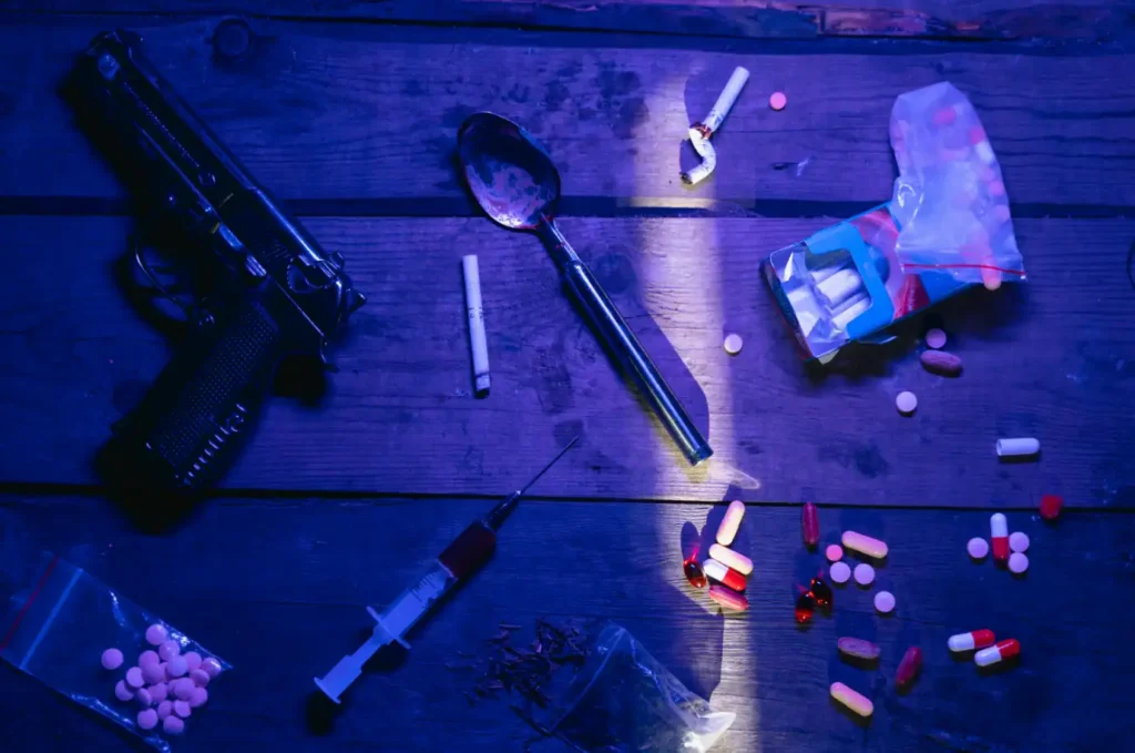 gun,spoon,drugs,sryringe,cigarette