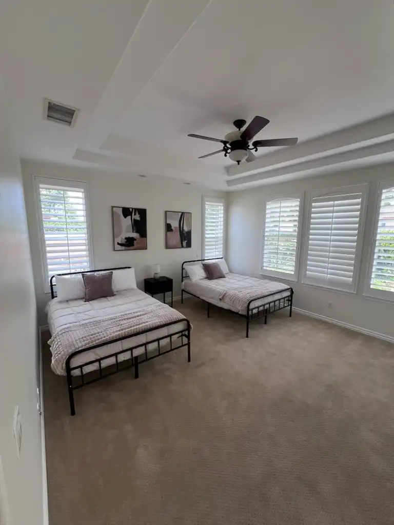 West Coast Detox Cleveland House Room with double beds
