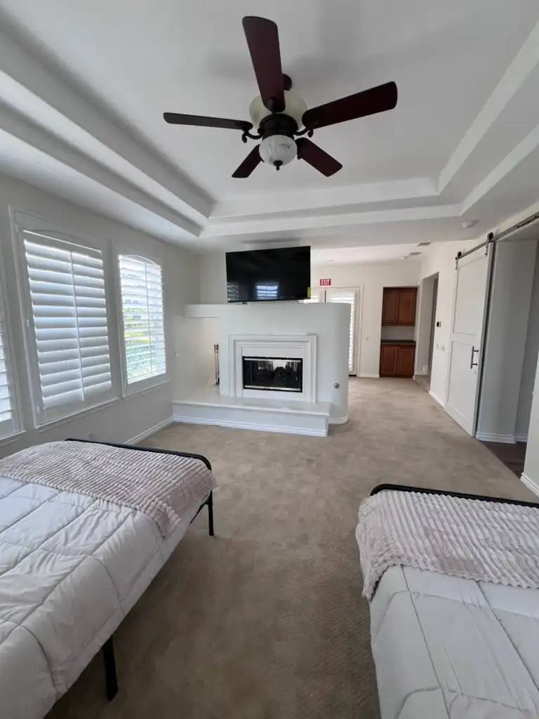 West Coast Detox Cleveland House room with two single beds and TV