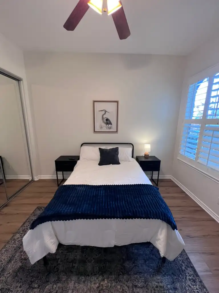 West Coast Detox Cleveland House single bedroom with ceiling fan