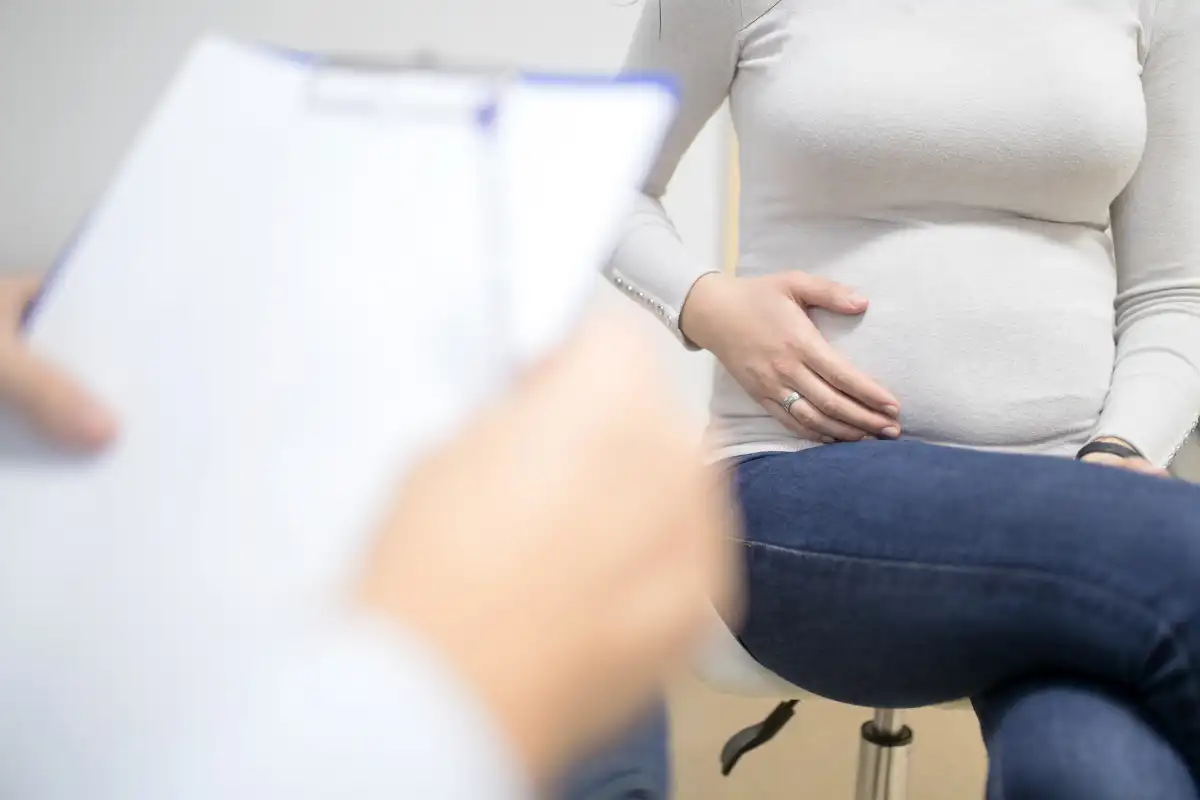 Pregnant mother with alcohol problem being treated by a mental health counselor